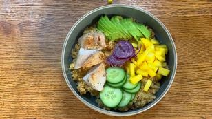 Couscous-Bowl mit Hähnchenbrust, Avocado und Mango Couscous-Bowl mit Hähnchenbrust, Avocado und Mango