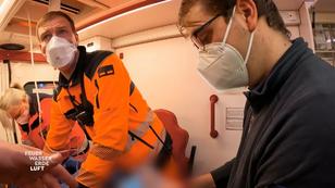 Handwerker wird von schnellem Auto erfasst Handwerker wird von schnellem Auto erfasst