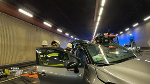 Die Berufsfeuerwehr muss nach einem Autounfall anrücken Die Berufsfeuerwehr muss nach einem Autounfall anrücken
