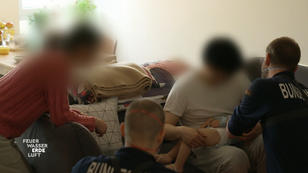 Eine Mutter ruft den Notarzt für ihren Sohn Eine Mutter ruft den Notarzt für ihren Sohn