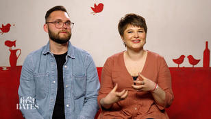 Erika berichtet ihrer Freundin vom Date mit Dennis Erika berichtet ihrer Freundin vom Date mit Dennis