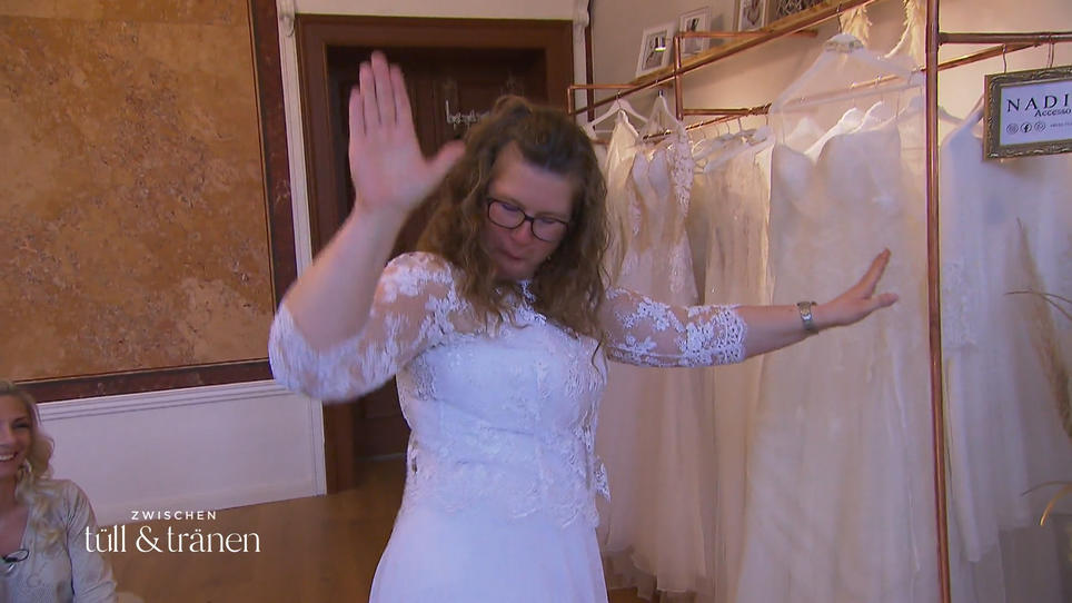Tanzmaus Rebecca hat ihr Traumkleid gefunden Tanzmaus Rebecca hat ihr Traumkleid gefunden