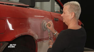 Auto-Besitzerin Martina legt selbst mit Hand an Auto-Besitzerin Martina legt selbst mit Hand an