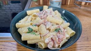 Pasta mit Käse-Sahne-Sauce und Pancetta Pasta mit Käse-Sahne-Sauce und Pancetta