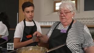 Hildegard unterstützt die Teenager beim Kochen Hildegard unterstützt die Teenager beim Kochen