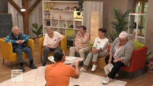 Die Senior:innen tragen eine Parodie vor Die Senior:innen tragen eine Parodie vor