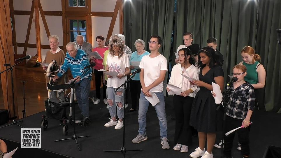 Jung und Alt singen gemeinsam im Chor Jung und Alt singen gemeinsam im Chor