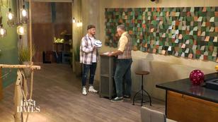 Ein Spielchen vor der Bar Ein Spielchen vor der Bar