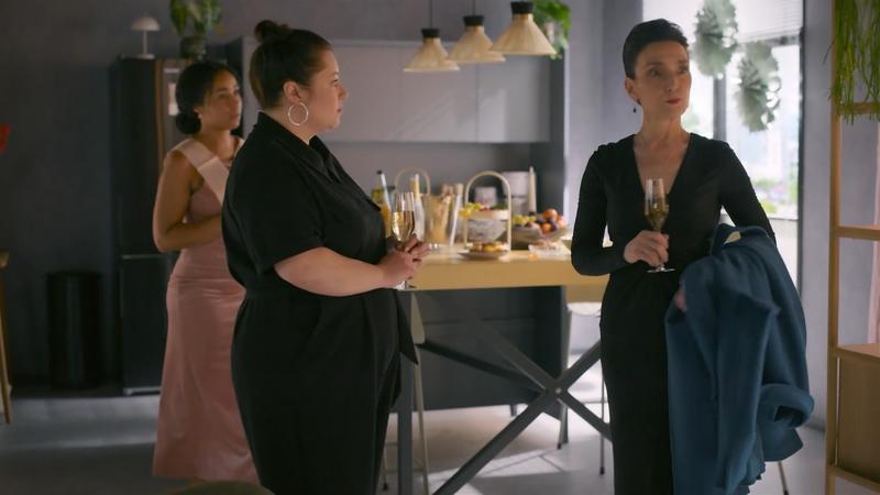 Simone findet Ablenkung auf Imanis Junggesellinnenabschied