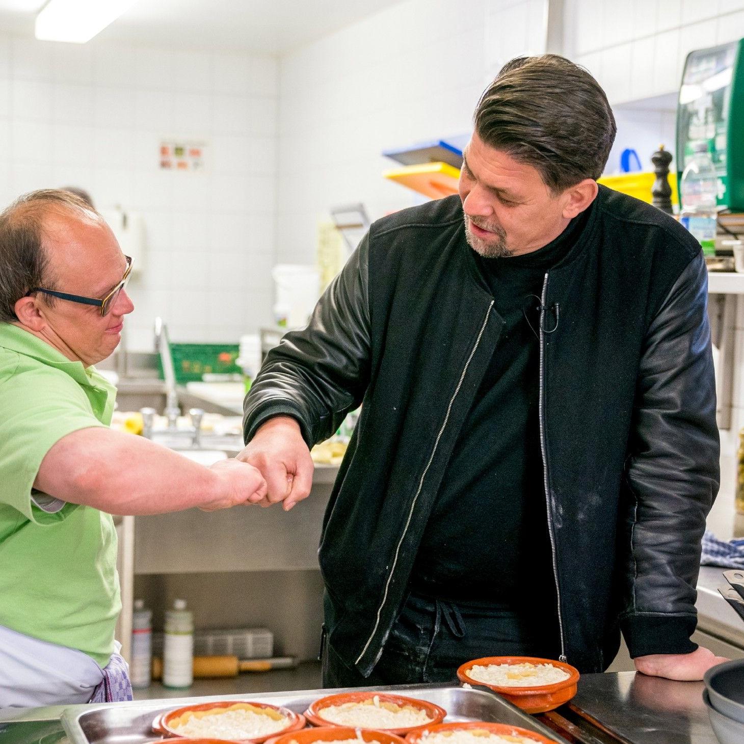 Tim Mälzer im neuen Format „Zum Schwarzwälder Hirsch - eine außergewöhnliche Küchencrew und Tim Mälzer“ Tim Mälzer im neuen Format „Zum Schwarzwälder Hirsch - eine außergewöhnliche Küchencrew und Tim Mälzer“
