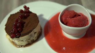 Tiramisu an Himbeerspiegel