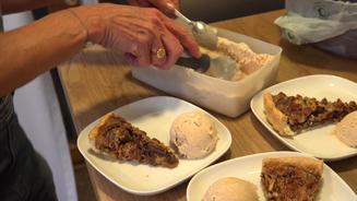 Pecan-Kuchen mit Zimteis