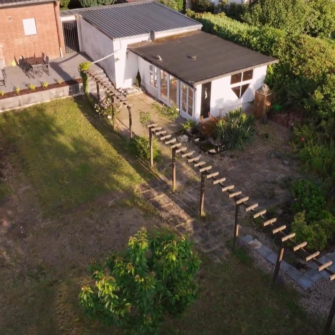 Außer der Terrasse und dem Gartenhaus, gab es noch nicht viel im Garten von Maike und Marc Außer der Terrasse und dem Gartenhaus, gab es noch nicht viel im Garten von Maike und Marc
