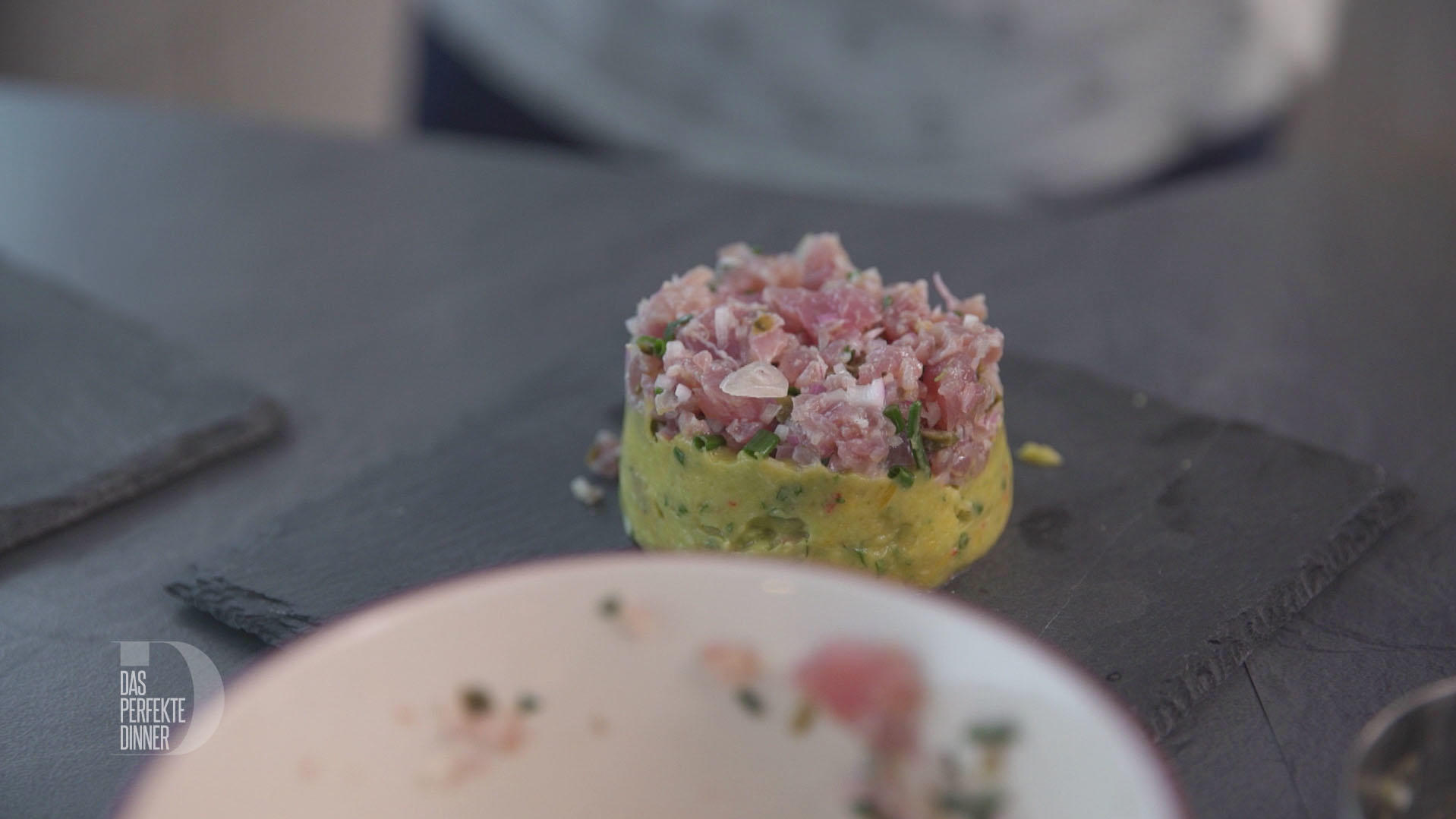 Avocado-Mango-Thunfisch-Salat mit Chili, Koriander, Minze und Nüssen