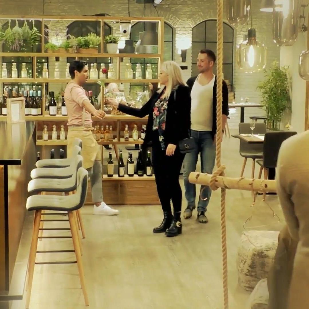 Hier der Rückblick: Barkeeper Nic gibt Singlelady Marie die Rose von Barbara. Hier der Rückblick: Barkeeper Nic gibt Singlelady Marie die Rose von Barbara.