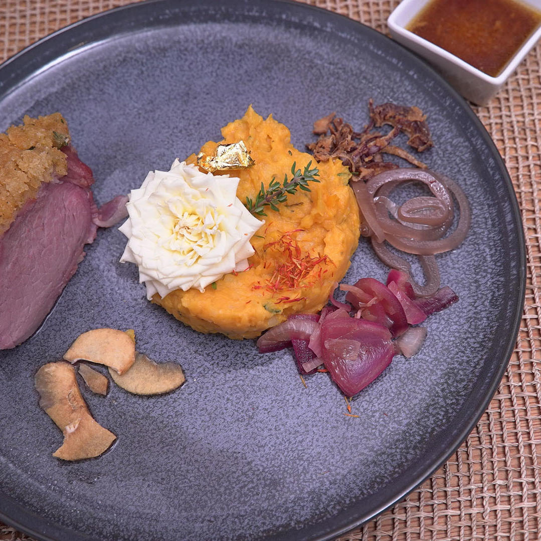 Iberico Schweinelende mit Kräuterkruste und Süßkartoffelstampf Iberico Schweinelende mit Kräuterkruste und Süßkartoffelstampf