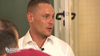 Die Gäste dinieren in einer Garderobe