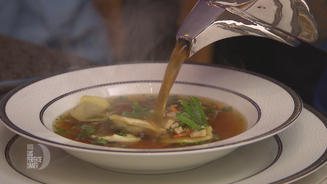 Wild-Consommé mit Ravioli