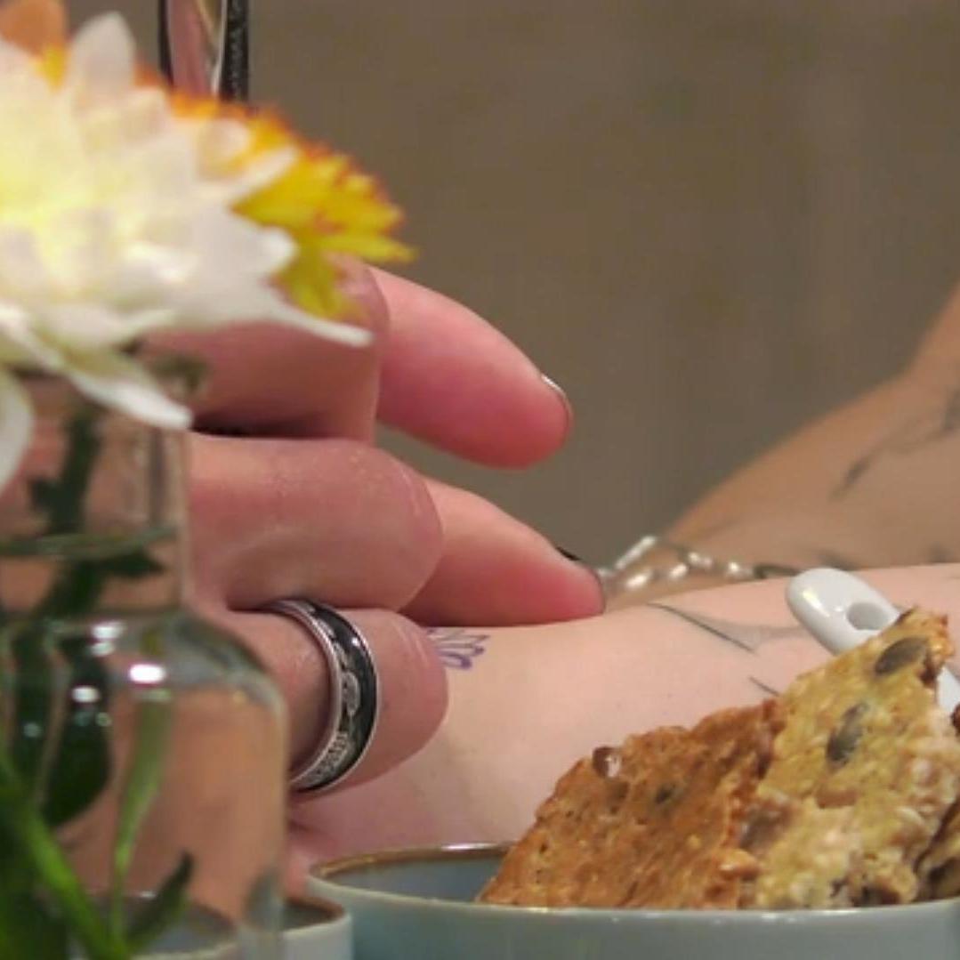 Marc gibt alles und zeichnet Anne ein Tattoo auf den Arm Marc gibt alles und zeichnet Anne ein Tattoo auf den Arm