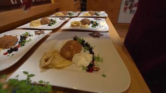  Crepes mit Kompott und Eis