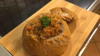 Polnischer Bigos im Brotlaib