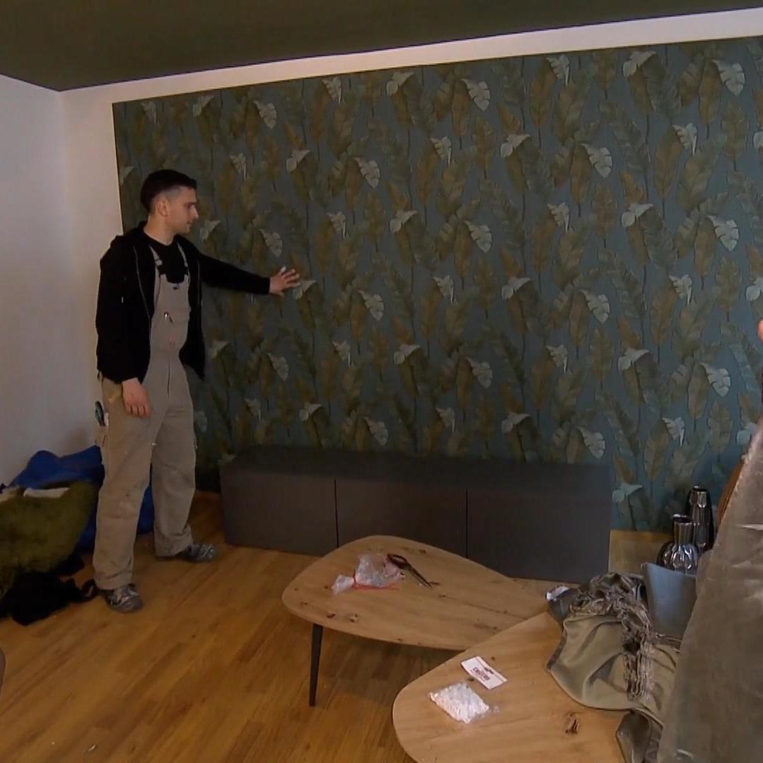 Katja verkleidete Wand bietet leider nicht genug Halt, um das Lowboard wie geplant, aufzuhängen. Katja verkleidete Wand bietet leider nicht genug Halt, um das Lowboard wie geplant, aufzuhängen.