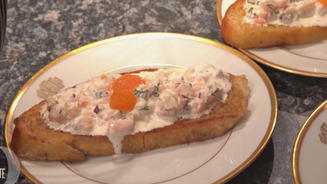 Skagenröra mit Löjrom auf Brot