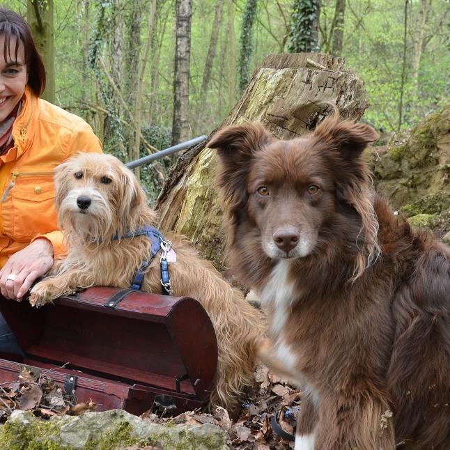 Tiergeschichten1 - VOX-DOCMA TV-CHRISTIAN SCHFER - Einfach nur Gassigehen war gestern. hundkatzemaus-Reporterin Diana Eichhorn Klein-Maggie (l.) und Geodog Siena wagen die moderne Schnitzeljagd