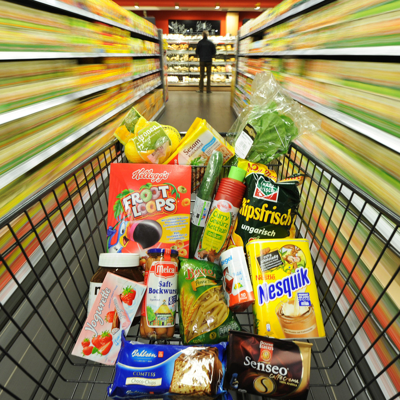 Einkaufswagen mit Lebensmitteln Einkaufswagen mit Lebensmitteln