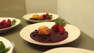  Ricottakrapfen auf Beerenspiegel