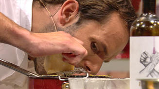 Steffen Henssler muss einarmig kochen