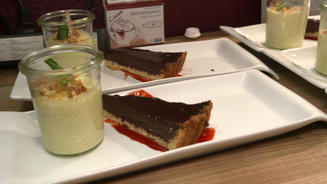 Schokoladentarte auf Himbeerspiegel