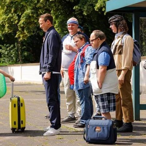 „Weil wir Champions sind“ feiert das „Anderssein“: Krafzik (Antonia Riet), Andreas (Wotan Wilke Möhring), Waldemar (Matthias Sander), Michael (Jochen Riemer), Tino (Tanino Camilleri), Rudi (Jonas Relitzki) und Ulli (Nico Michels) „Weil wir Champions sind“ feiert das „Anderssein“: Krafzik (Antonia Riet), Andreas (Wotan Wilke Möhring), Waldemar (Matthias Sander), Michael (Jochen Riemer), Tino (Tanino Camilleri), Rudi (Jonas Relitzki) und Ulli (Nico Michels)