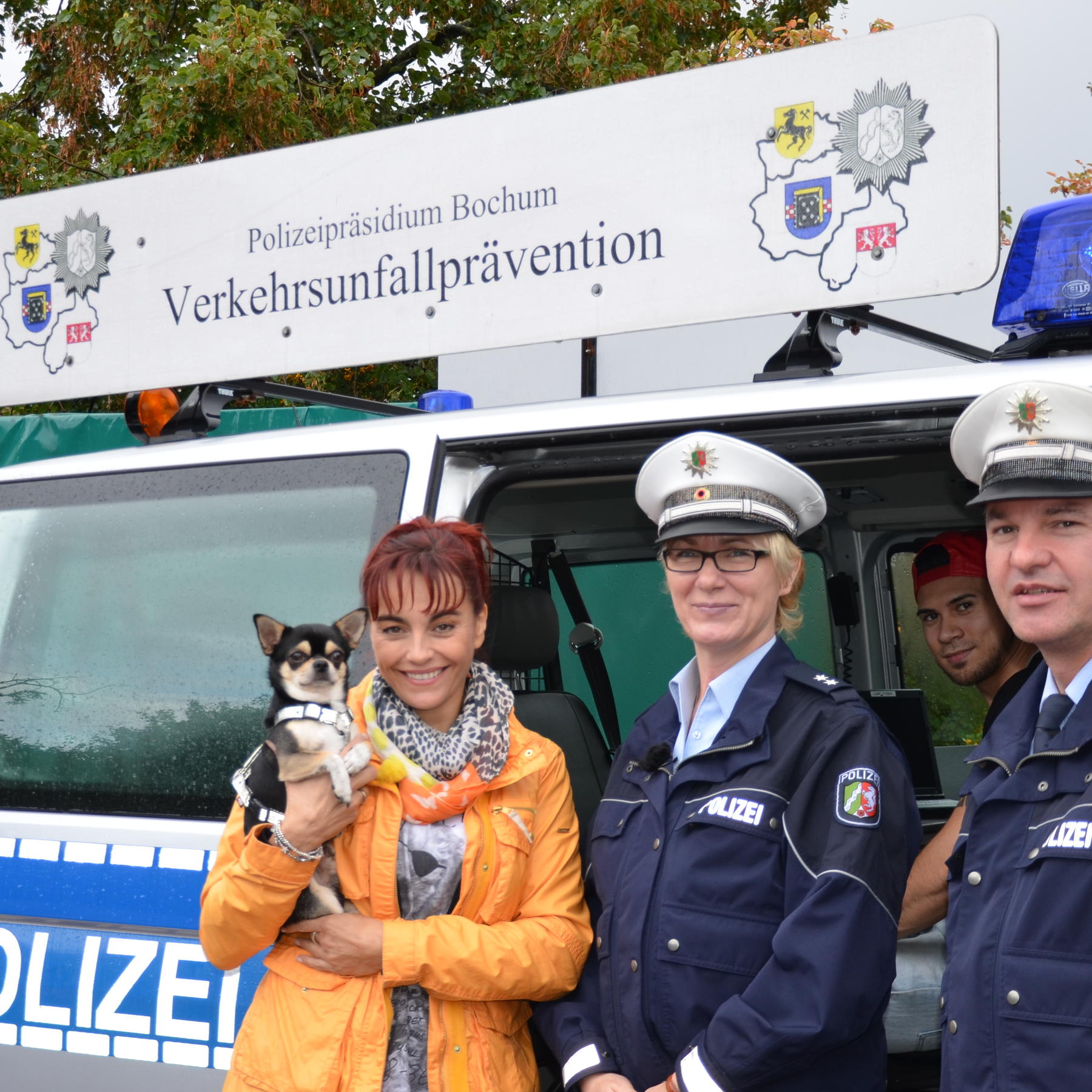 TG1 - Tiersicherheit im Auto - VOX-DOCMA TV - hundkatzemaus-Reporterin Diana Eichhorn klrt zusammen mit der Bochumer ber Tiersicherheit im Auto auf TG1 - Tiersicherheit im Auto - VOX-DOCMA TV - hundkatzemaus-Reporterin Diana Eichhorn klrt zusammen mit der Bochumer ber Tiersicherheit im Auto auf