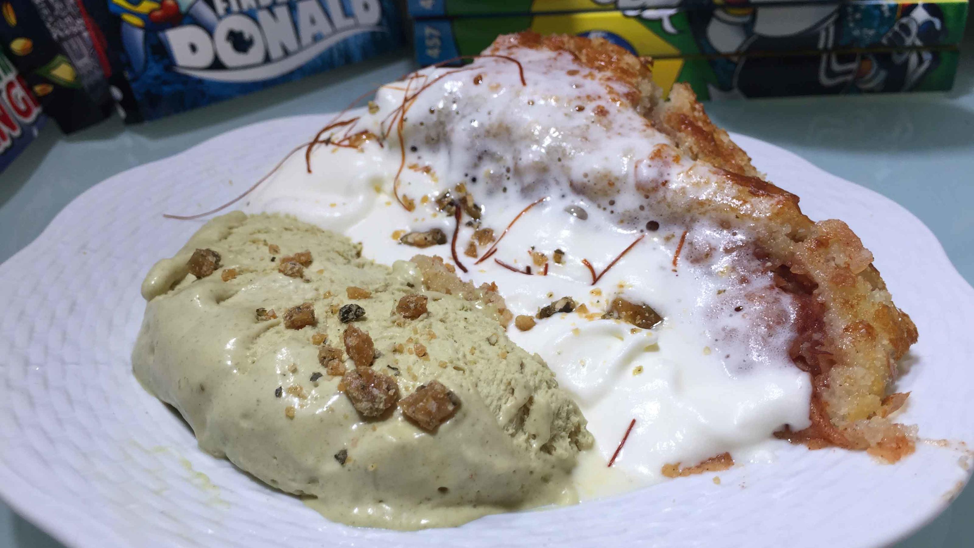 Apfelkuchen mit Parfait aus Kürbiskern-Nougat mit Schlagsahne, Krokant ... Apfelkuchen mit Parfait aus Kürbiskern-Nougat mit Schlagsahne, Krokant ...