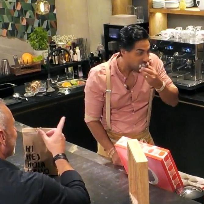 Wer isst schneller? - Gastgeber Roland Trettl oder Barkeeper Nic? Wer isst schneller? - Gastgeber Roland Trettl oder Barkeeper Nic?