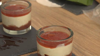 Tonkacreme mit Rhabarber-Kompott