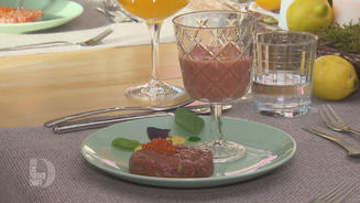 Erdbeergazpacho mit Beef-Tatar