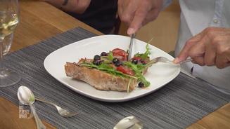 Tomaten-Rucola-Baguette mit Blaubeeren