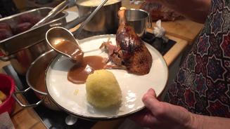 Gänsebraten, rohe Kartoffelklöße