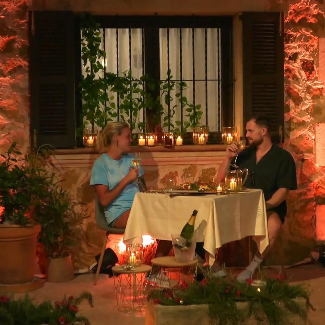 Romantik ist ja nicht so Annas Ding. Florian im Whirlpool dagegen schon! Romantik ist ja nicht so Annas Ding. Florian im Whirlpool dagegen schon!