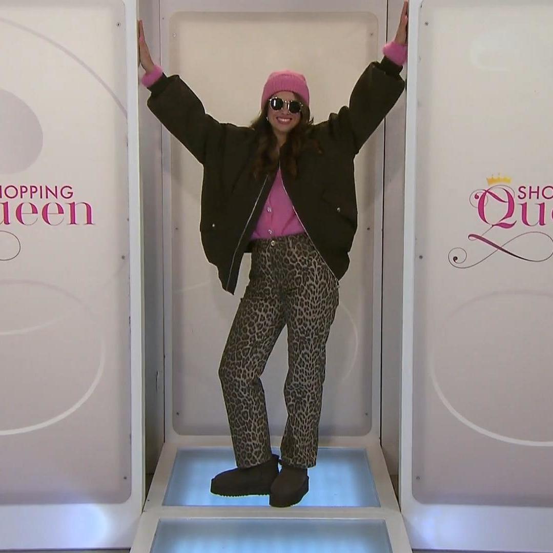 „Shopping Queen“-Kandidatin Eileen präsentiert auf dem Catwalk endlich ein kuscheliges Winteroutfit. „Shopping Queen“-Kandidatin Eileen präsentiert auf dem Catwalk endlich ein kuscheliges Winteroutfit.