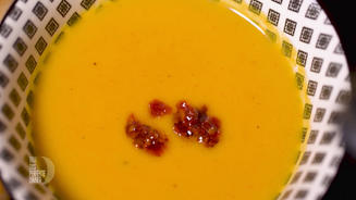 Paprika-Kokos-Suppe mit Jacobsmuschel