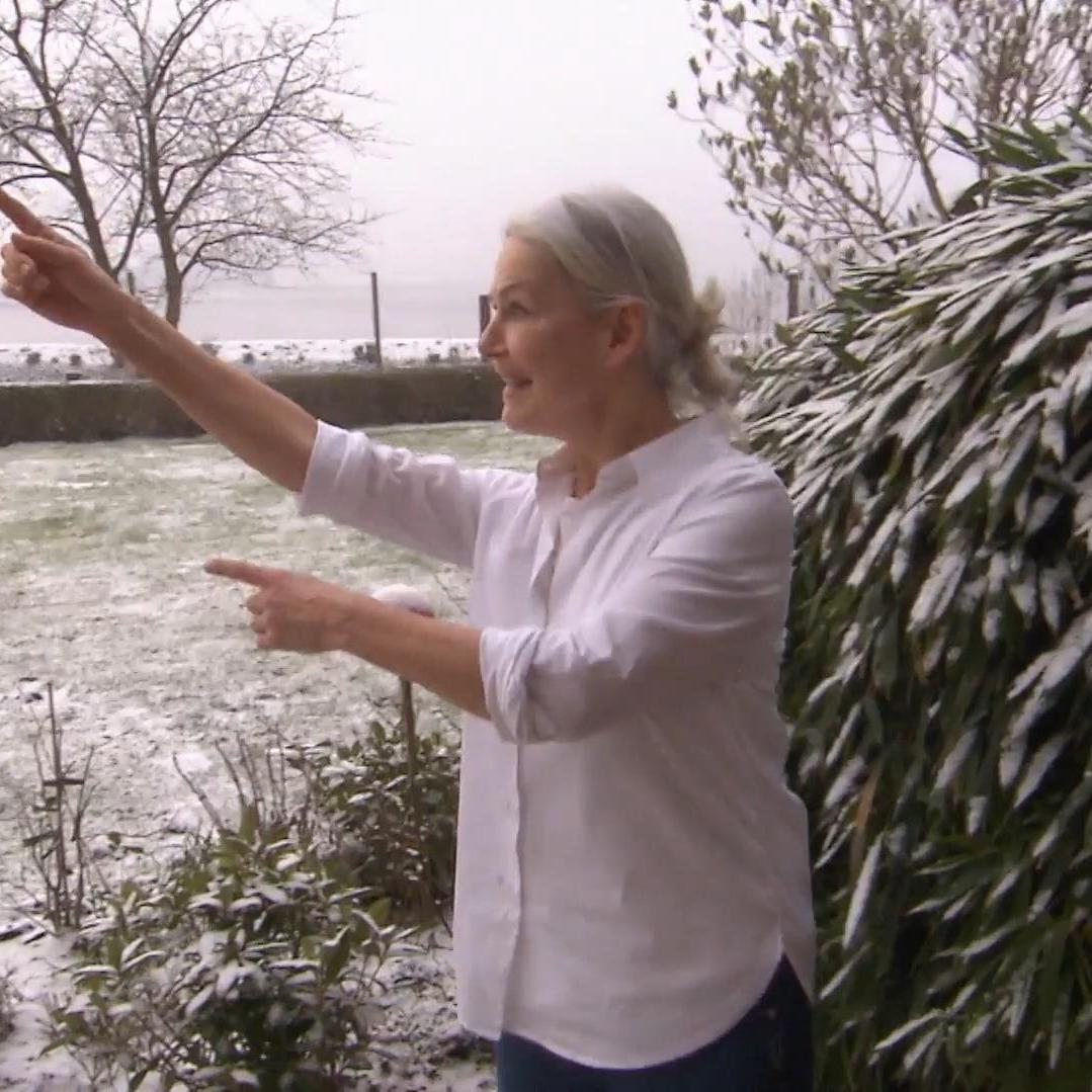 Heike zeigt stolz \ihren\ Leuchtturm. Heike zeigt stolz \ihren\ Leuchtturm.