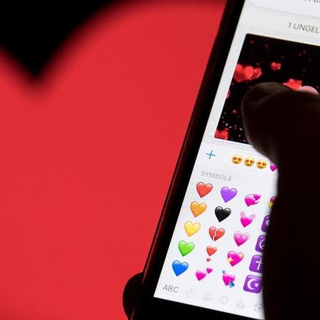 Ein Smartphone mit Emojis aus WhatsApp. Foto: Fabian Sommer/dpa/Symbolbild Ein Smartphone mit Emojis aus WhatsApp. Foto: Fabian Sommer/dpa/Symbolbild