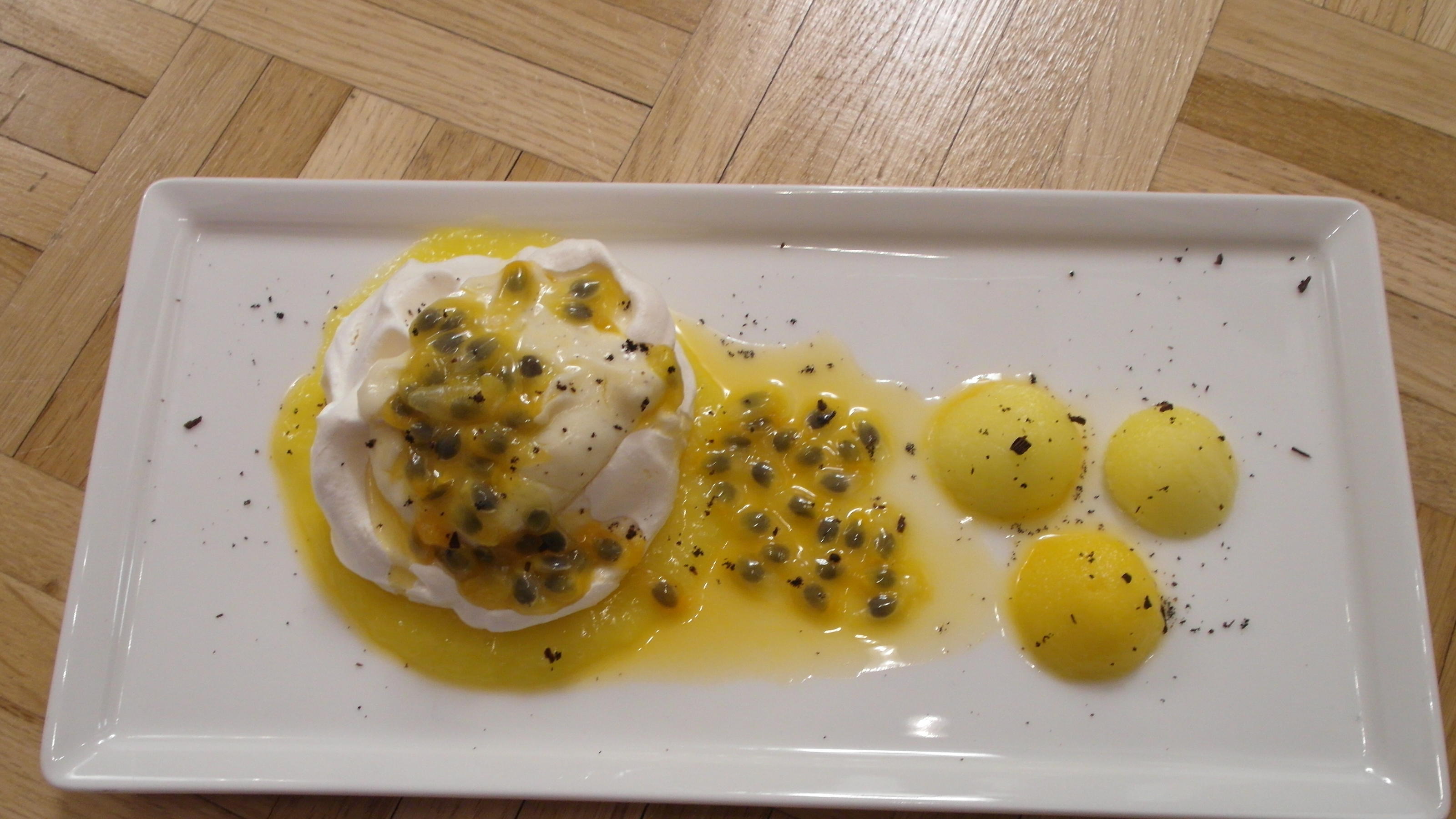 Silke serviert zum süßen Schluss weiße Creme auf Baiser mit Passionsfrucht Silke serviert zum süßen Schluss weiße Creme auf Baiser mit Passionsfrucht