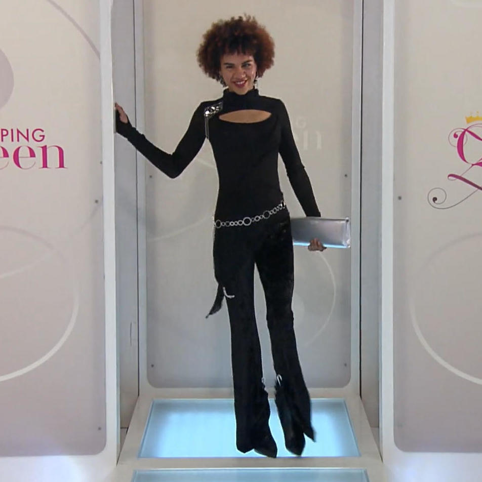 Jeanette macht in Bonn den Anfang. Mit ihrem All-Black-Look kann sie Guido leider nicht begeistern. Jeanette macht in Bonn den Anfang. Mit ihrem All-Black-Look kann sie Guido leider nicht begeistern.