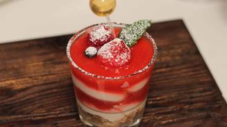 Erdbeer-Tiramisu mit Karamellbonbon