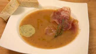 Petersilienwurzelsuppe mit Pancetta