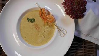 Erdnuss-Suppe mit Riesengarnele